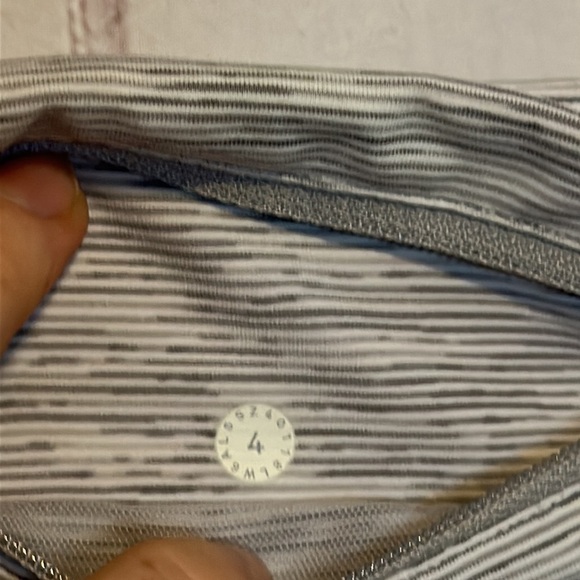Lululemon Wunder Under Crop (Hi-Rise) side pockets size 4 - Picture 5 of 7